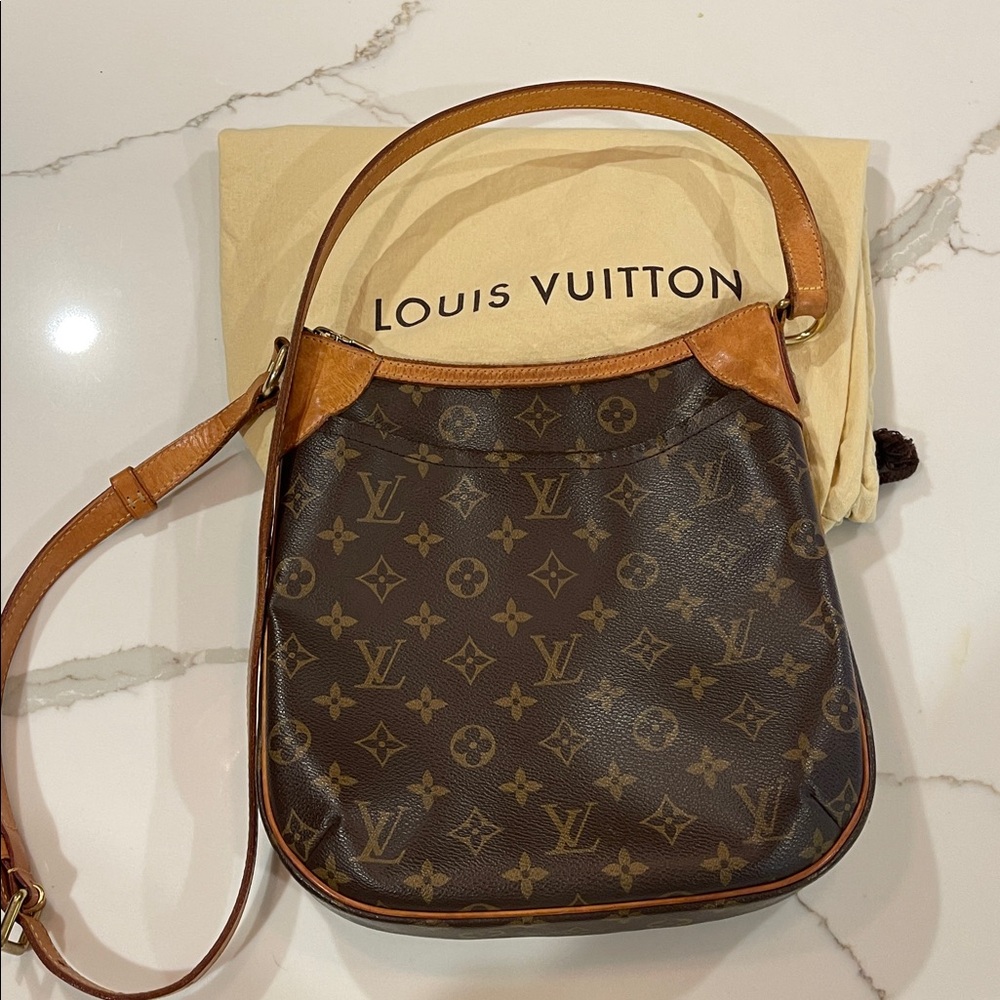 Louis Vuitton Messenger Bag with outside pocket